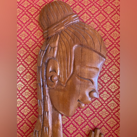 VTG MCM teak carved man & woman praying red and gold backdrop - Picture 3 of 6